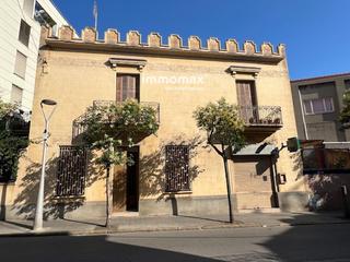 House  Nadal. Espectacular vivienda con jardín en el centro de sant feliu llob