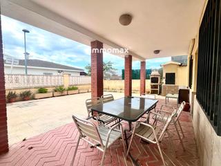 Maison à La Collada-Sis Camins. Casa esquinera de una sola planta, con porche y solárium   fondo