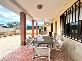 Maison à La Collada-Sis Camins. Casa esquinera de una sola planta, con porche y solárium   fondo