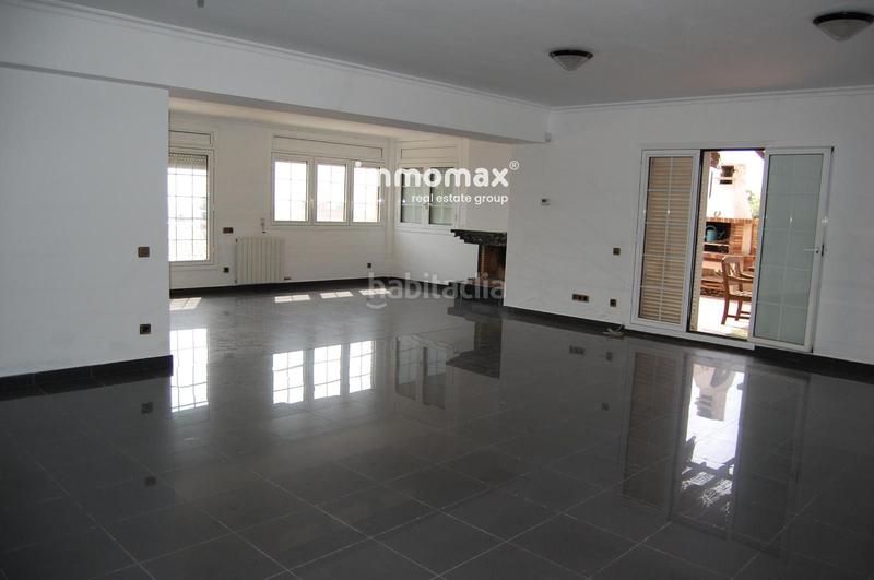 Foto 04a9bcd8-54f7-4c5d-a68a-535b6186b781. Casa amb calefacció aparcament piscina a Marianao Sant Boi de Llobregat