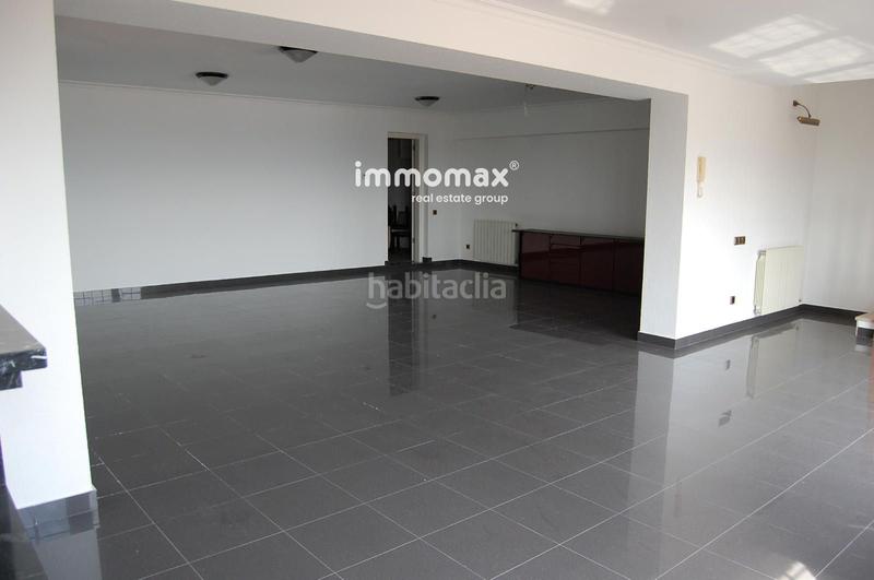 Foto 0e7eab93-a33a-44ab-b7de-9f4e6afd4cf9. Casa amb calefacció aparcament piscina a Marianao Sant Boi de Llobregat