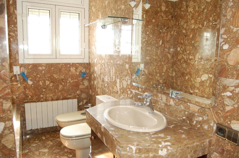 Foto 364687f0-ca94-4862-9be9-f1bfecb35f8c. Casa amb calefacció aparcament piscina a Marianao Sant Boi de Llobregat