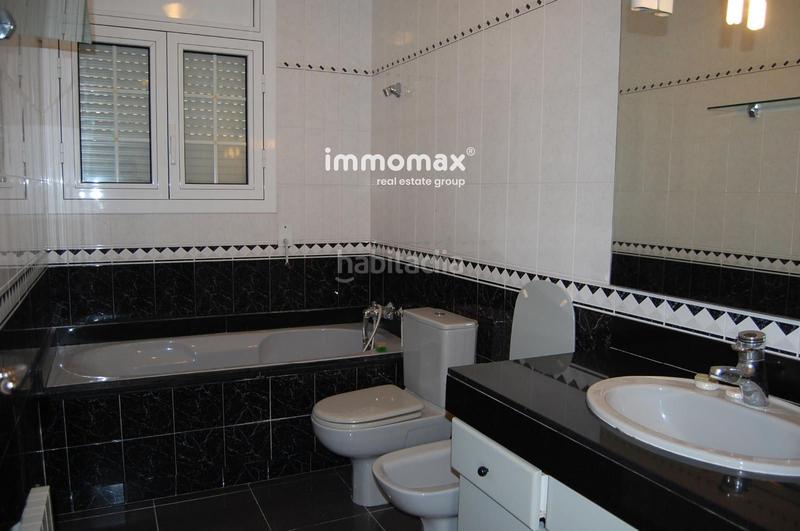 Foto 529275ff-ce97-465a-9cbc-d9711e10b213. Casa amb calefacció aparcament piscina a Marianao Sant Boi de Llobregat