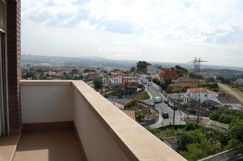 Foto 75e24005-8396-4859-b422-b0b8080ece9f. Casa amb calefacció aparcament piscina a Marianao Sant Boi de Llobregat