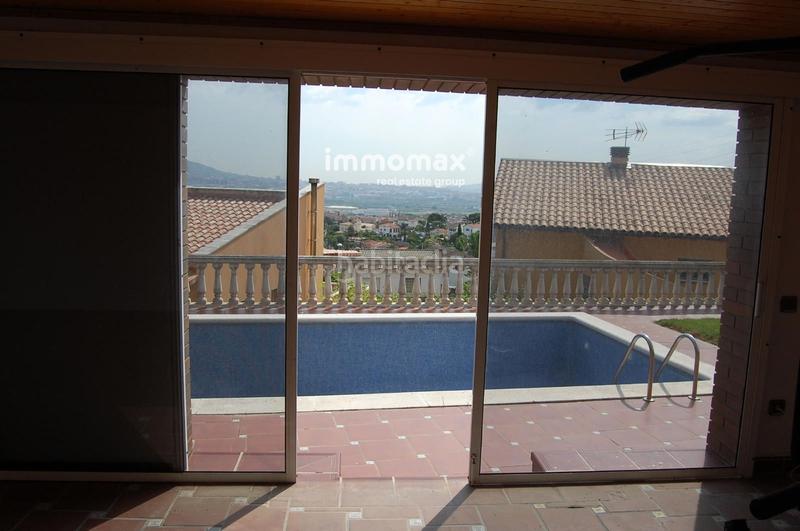 Foto b2a1853e-5098-4951-badf-c4ac7d420234. Casa amb calefacció aparcament piscina a Marianao Sant Boi de Llobregat