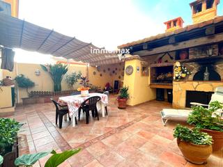 Reihenhaus in La Collada-Sis Camins. Gran casa esquinera con dos viviendas, parking para 4 coches y v