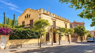 Casa  Joan batllori. Exclusiva vivienda con jardín en el centro de sant feliu de llob