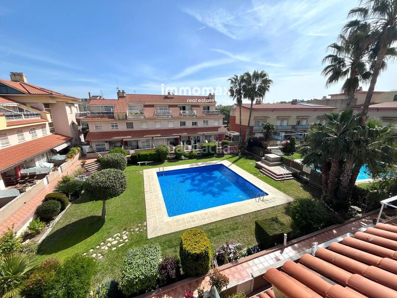 Foto 7f42719d-b926-43d8-98eb-679152675602. Casa adossada amb calefacció aparcament piscina a Cubelles