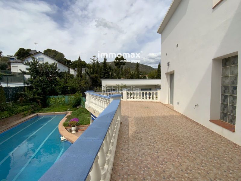 Foto 24ded7ff-7c2f-4674-a098-838b8b25ef63. Casa amb aparcament piscina a Montmar Castelldefels