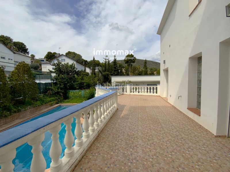 Foto 485b422a-d24a-41cb-b753-674e9933f9fc. Casa amb aparcament piscina a Montmar Castelldefels
