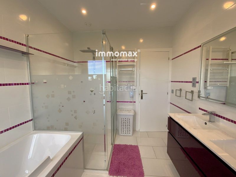 Foto c0cd2611-0428-4cc0-886a-80c5beb42d24. Casa amb aparcament piscina a Montmar Castelldefels