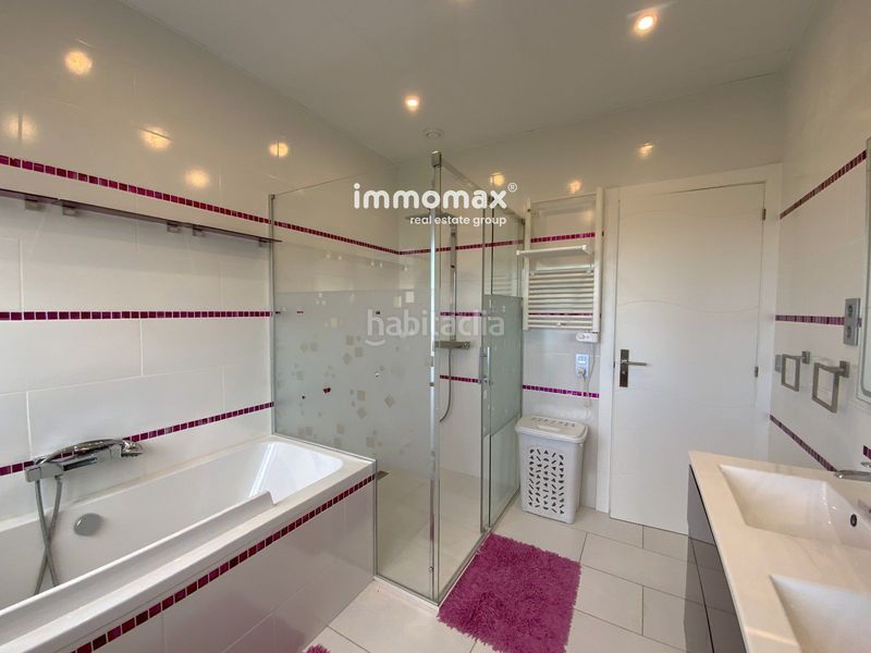 Foto cc027c65-74ba-41af-ac1d-ba69d1198699. Casa amb aparcament piscina a Montmar Castelldefels