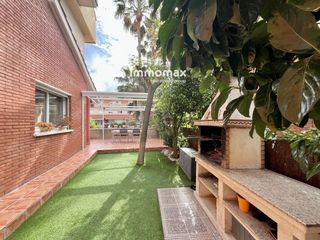 Casa a schiera in Les Salines-Pla de Sant Pere. Casa adosada esquinera reformada junto a la playa con gran jardí