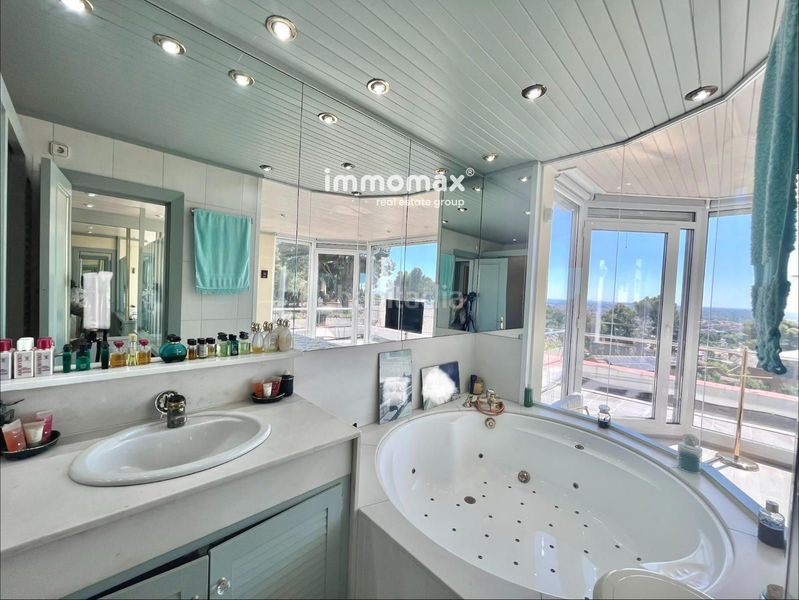 Foto eec0f922-7c3f-44c4-a245-3835389b8711. Casa amb aparcament piscina a Montmar Castelldefels