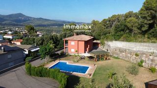 Chalet in Bigues i Riells del Fai. Bigues i riells casa con piscina y gran jardín