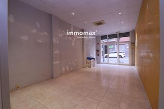 Miete Geschäftsraum in Lledoner. Local de 100 m con gran patio privado y baño con ducha  granolle