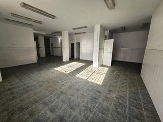 Lloguer Local Comercial  Carrer regatxo. Alquiler local en zona ajardinada y plaza