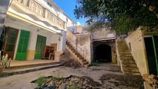 Casa adosada en Llucmajor Interior. Auténtica casa mallorquina con encanto, patio, garaje y bodega e
