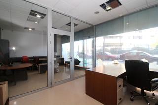 Rent Office space in Passeig de pi i margall 62. Luminoso local situado en zona tranquila, barrio llave de oro. d