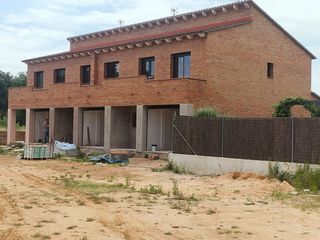 Casa bifamiliare in Riudarenes. Casas pareadas y adosada de 4 hab. y 3 baños