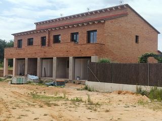 Casa aparellada a Riudarenes. Casas pareadas y adosada de 4 hab. y 3 baños