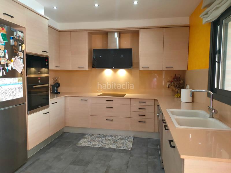 Foto f481c387-289f-4728-85c3-7b528df400fd. Maison jumelée avec cheminée chauffage parking dans Sils