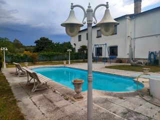 Casa aparellada  Carrer breda. Casa pareada de  5 hab. y dos baños en urb.mas altaba