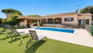 Xalet  Carrer lleida. Gran casa unifamiliar en urb.king park de sils