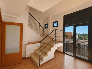 Duplex  Carrer del cadí. Piso duplex de 3 hab. y dos baños en el centro de llagostera