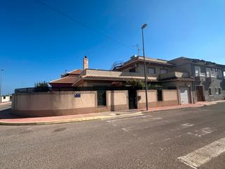 Casa pareada  Calle general moscardó 10. Chalet