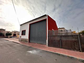 Fabrikhalle  Calle general moscardó 33. Nave con zona exterior