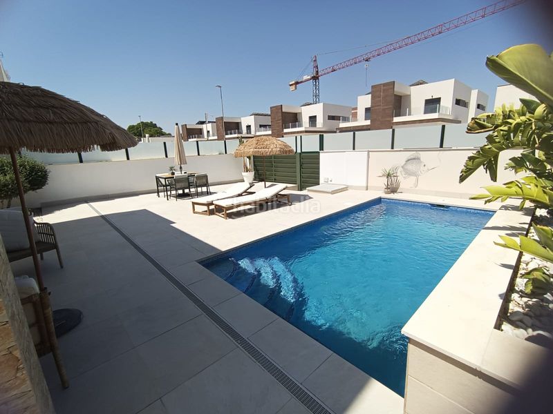 Foto 0529bc4a-cc09-4093-ba81-c95462b96628. Chalet en calle manuel de falla 22 chalet independite con piscina en Daya Nueva