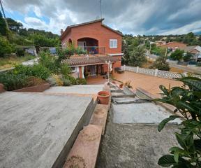 Casa a Cànoves i Samalús. Casa para 2 familias