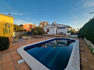 Chalet à Cànoves i Samalús. Gran casa en parcela plana con piscina