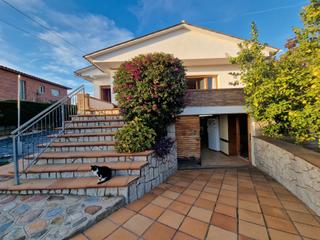 Chalet in Cànoves i Samalús. Gran casa en parcela plana con piscina