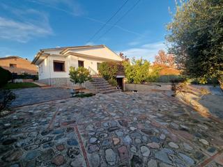 Chalet en Cànoves i Samalús. Gran casa en parcela plana con piscina