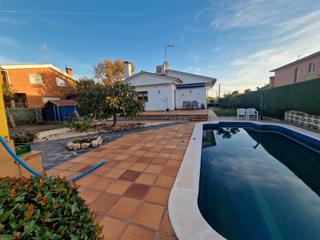 Chalet à Cànoves i Samalús. Gran casa en parcela plana con piscina