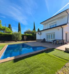Xalet  Avinguda de cardedeu. Casa esquinera con piscina y amplios espacios
