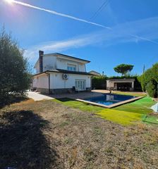 Xalet  Avinguda de cardedeu. Casa esquinera con piscina y amplios espacios