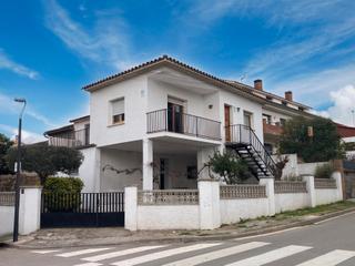 Reihenhaus in Carrer de sant isidre 33. Casa adosada en venta en palau-solità i plegamans