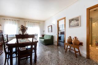 Casa aparellada a Carrer de l'empordà 5. Casa en venta en sabadell
