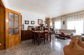 Casa aparellada a Carrer de l'empordà 5. Casa en venta en sabadell