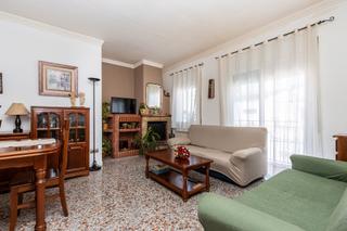Casa aparellada a Carrer de l'empordà 5. Casa en venta en sabadell