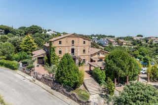 Casa  Carrer de la guatlla 45. Histórica masía del s. xiv en pleno funcionamiento