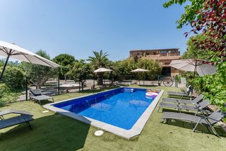 Casa a Carrer de la guatlla 45. Histórica masía del s. xiv en pleno funcionamiento