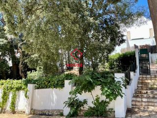 Casa adossada a Cala d´En Bosch-Serpentona. Casa de 320 m2 construidos en parcela de 533 m2 con piscina en c