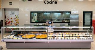Lloguer Local Comercial a L´Antiga Esquerra de l´Eixample. Cocina central con zona de tienda y salida de humos con licencia