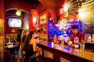 Lloguer Local Comercial a Gòtic. Se traspasa  bar excepcional en el corazón del barrio gótico de