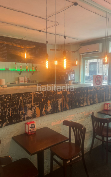 Foto a7c2b2d2-22bf-4e48-98be-6caab548a300. Alquiler local comercial bar con terraza y licencia c2 en zona con mucho paso.traspaso 60 000 euros en Barcelona
