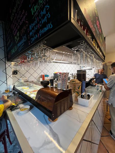 Foto 2fd7ea50-08a2-453e-ab0a-62125e3dfe34. Alquiler local comercial bar en esquina con alto tránsito eixample, traspaso 126.000 honorarios incluidos en Barcelona